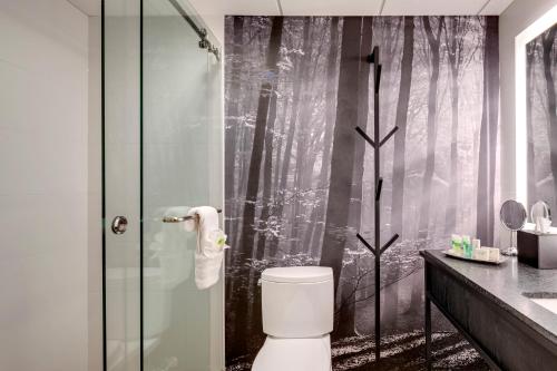 Peaks Hotel and Suitesにあるバスルーム