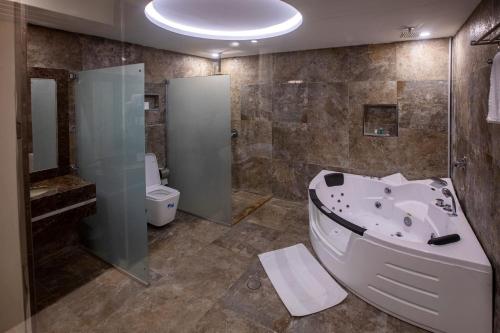 Koupelna v ubytování Olive Tree Hotel