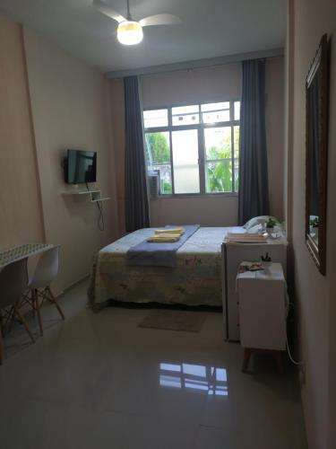 Un dormitorio con una cama grande y una ventana en Copacabana Ipanema Comfortable Studio, en Río de Janeiro