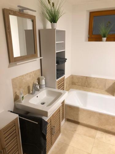 ein Badezimmer mit Waschbecken und Badewanne in der Unterkunft Ferienwohnung Tom in Schnaittenbach
