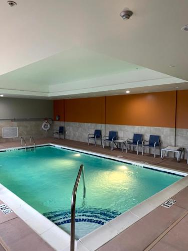 La Quinta Inn & Suites by Wyndham Louisville NE - Old Henry Rd 내부 또는 인근 수영장