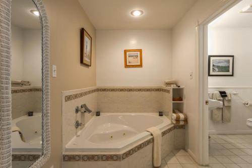 een grote badkamer met een bad en een douche bij 2310 Central Avenue in North Wildwood