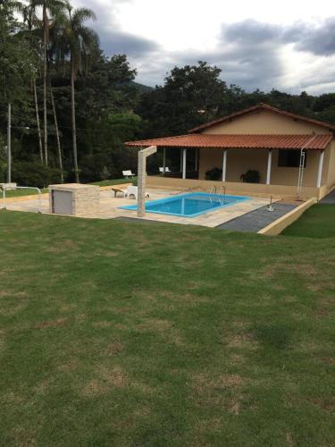 een huis met een zwembad in een tuin bij chácara legal in Socorro