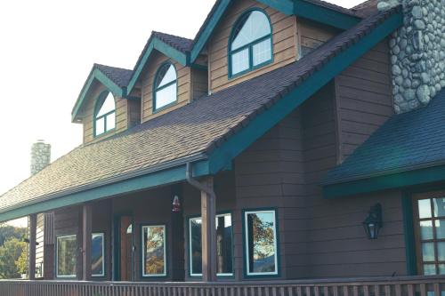 a house with a gambrel roof at Tucker Peak Lodge in Julian