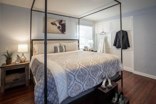 a bedroom with a canopy bed and two lamps at Apple Tree Inn in Julian