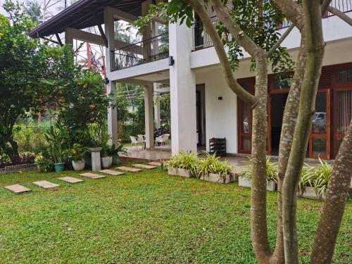 Taman di luar RUWINSONS Canal Garden