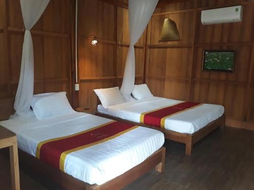 מיטה או מיטות בחדר ב-Coconut Homestay Mỏ Cày Nam Bến Tre