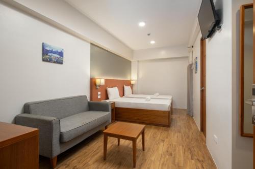 Postel nebo postele na pokoji v ubytování iHotel Uptown BGC