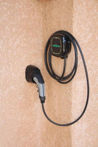 a cord hooked up to a charger on a wall at Portiragnes Plage PSD04 in Portiragnes