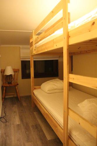 2 Etagenbetten in einem Zimmer mit einer Lampe in der Unterkunft Portiragnes Plage PSD04 in Portiragnes