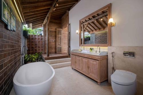 A bathroom at Cahaya Villa Canggu By Island Escape