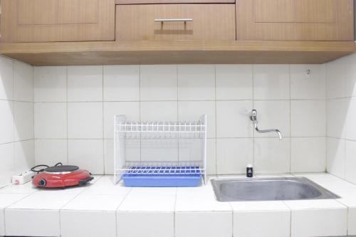 un bancone della cucina con lavandino e rubinetto di Homey 2BR Majesty Apartment near Maranatha University By Travelio a Bandung