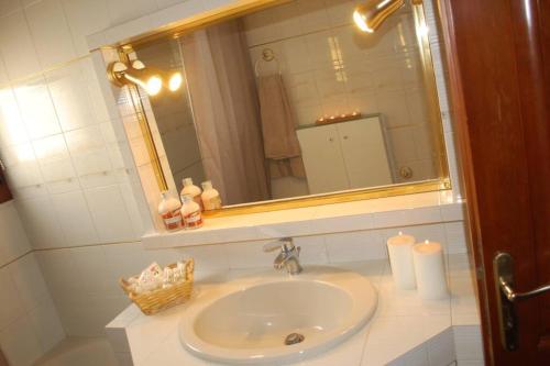 uma casa de banho com um lavatório e um espelho em RodiHomy Villa with spectacular sea views em Kato Rodini