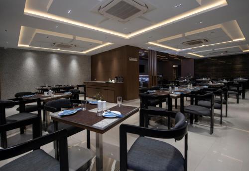 A restaurant or other place to eat at Morvee Hotels Durgapur