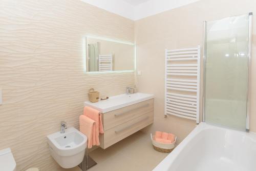 Ванная комната в Relaxing pool villa Mattuzzi in Loborika