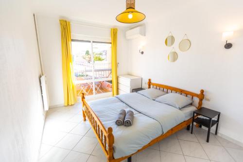 une chambre avec un lit avec deux pantoufles dessus dans l'établissement Superbe 100m2 - 2 Balcons - Proche Gare - Climatisé, à Marseille