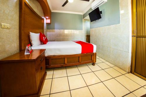 a bedroom with a bed and a tv in a room at Hotel Romo in Los Mochis