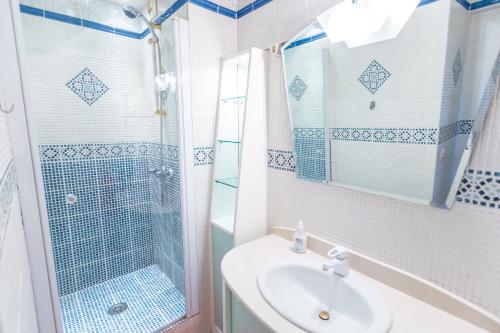 une salle de bain avec un lavabo et une douche dans l'établissement Superbe 100m2 - 2 Balcons - Proche Gare - Climatisé, à Marseille
