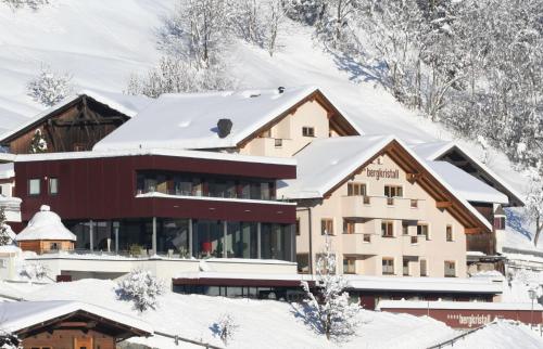 ラディスにあるBergkristall Ladisの雪屋根の建物