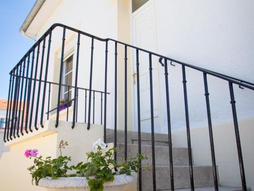 un escalier avec rampe et quelques fleurs dans l'établissement VINTAGE 1894 & SPA au Coeur du Vignoble, à Villers-sous-Châtillon
