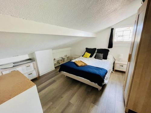 ビスカロッスにある26 RÉSIDENCE LES COTTAGES 2 -089のベッドルーム1室(青いシーツと黄色い枕のベッド1台付)
