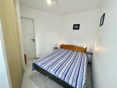 ビスカロッスにある12 RÉSIDENCE LES PÉCHEURS -062の白い部屋のベッドルーム1室(ベッド1台付)