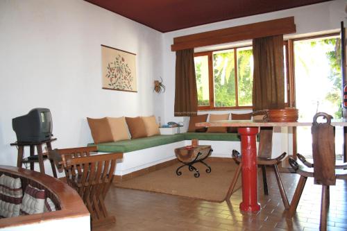 - un salon avec un canapé vert et une fenêtre dans l'établissement Quinta Da Ameijeira, à Lagos