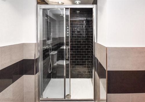 Ένα μπάνιο στο Foxley Place: MK City house for large groups