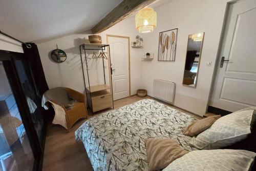 Zimmer mit einem Schlafzimmer mit einem Bett und einem Tisch in der Unterkunft La BOUGERIE de Chaligny à 15 min de Nancy in Chaligny