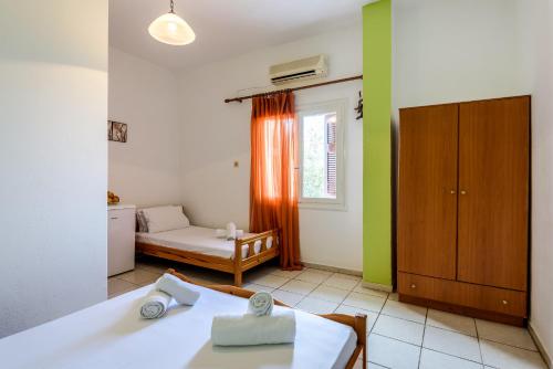 ein Wohnzimmer mit einem Bett und einem Sofa in der Unterkunft Antonis Studio in Sfinárion