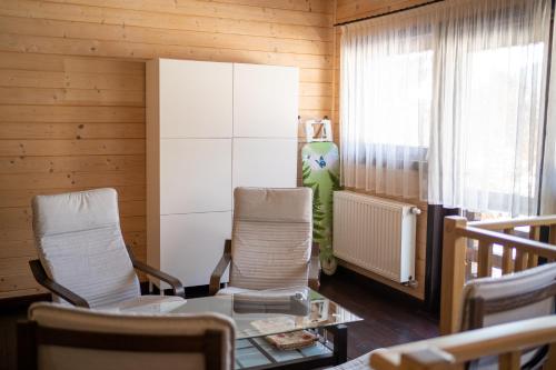 een eetkamer met een tafel en stoelen en een raam bij 3A Guest House in Sicasău