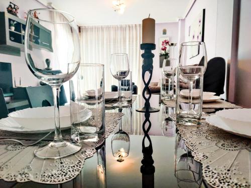 einen Tisch mit Weingläsern darüber in der Unterkunft SYDNEY SUN & BEACH apartments in Alicante