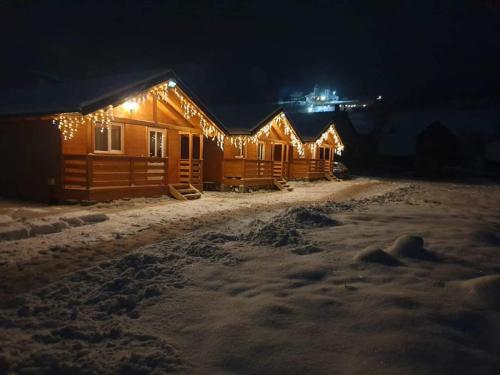 Cabane La Petrică saat musim dingin