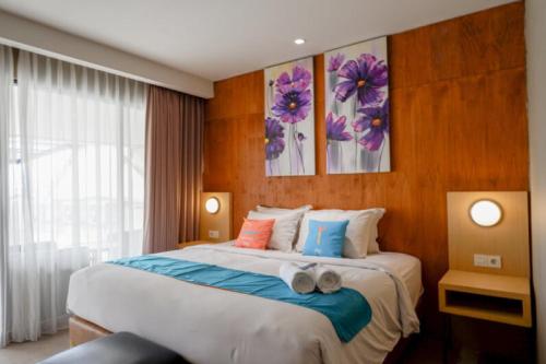 Sans Hotel Ekkon Yogyakarta by Reddoorz tesisinde bir odada yatak veya yataklar