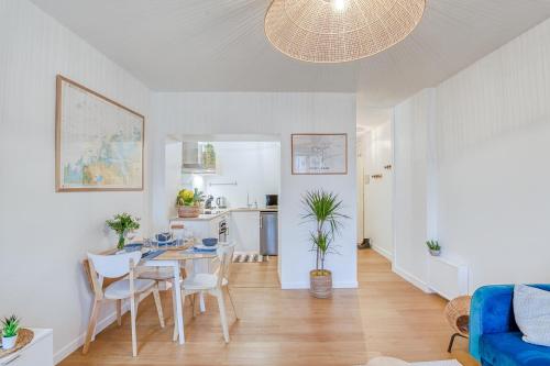 une salle à manger et un salon avec une table et des chaises dans l'établissement Le Bel-Air - Plage à 700 m - St Malo, à Saint-Malo