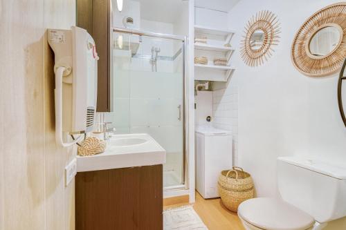 a bathroom with a toilet and a sink and a shower at Le Bel-Air - Plage à 700 m - St Malo in Saint Malo