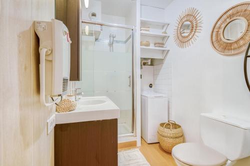 une salle de bain avec toilettes, lavabo et douche dans l'établissement Le Bel-Air - Plage à 700 m - St Malo, à Saint-Malo
