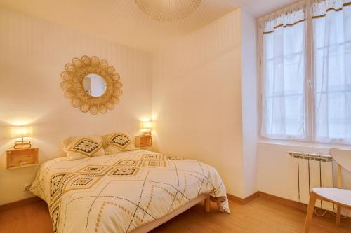 a bedroom with a bed and a mirror on the wall at Le Bel-Air - Plage à 700 m - St Malo in Saint Malo