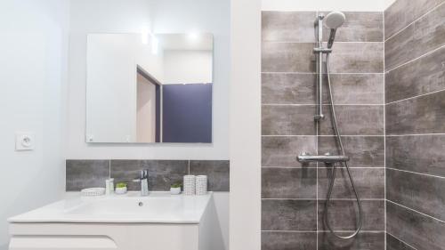 Ένα μπάνιο στο Villa Côté Ouest avec Jacuzzi Privatif