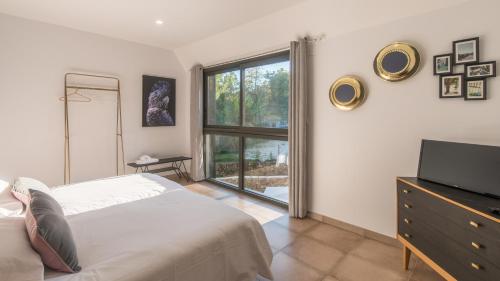 Ένα ή περισσότερα κρεβάτια σε δωμάτιο στο Villa Côté Ouest avec Jacuzzi Privatif