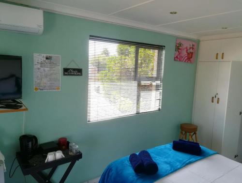 a bedroom with a bed and a window at Mountainia Inn in Worcester