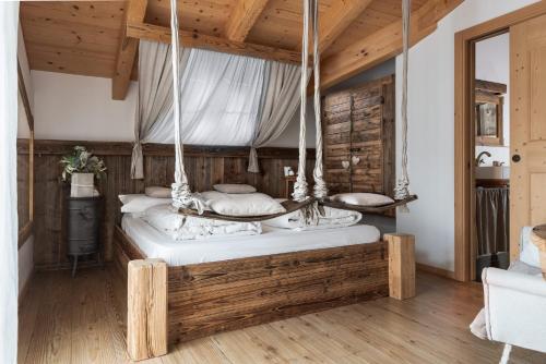 ein Schlafzimmer mit einem Schaukelbett in einem Zimmer in der Unterkunft Berry House in Vigolo Vattaro