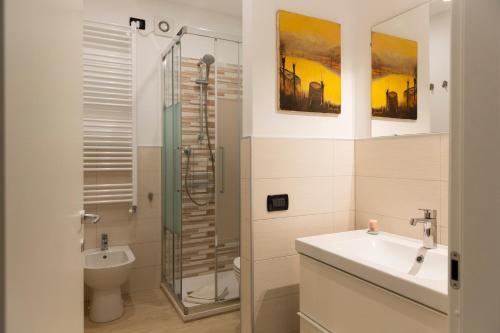 Un baño con ducha, lavabo e inodoro. en Affori 4ever - 2 bedrooms, en Milán