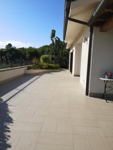 a hallway of a building with a tile floor at Villa Residenza Medea in Villaggio Mosè