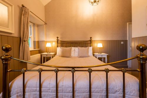 Una cama o camas en una habitación de Swan Hotel