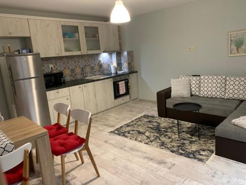 cocina y sala de estar con sofá y mesa en Апартамент Сливен, en Sliven