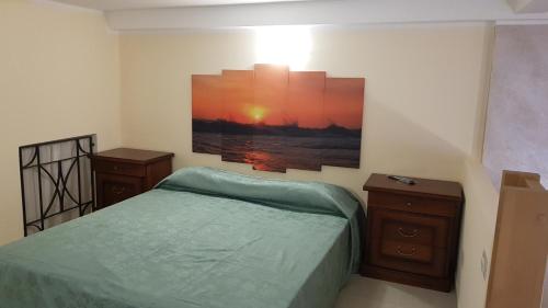 ein Schlafzimmer mit einem Bett und einem Wandgemälde in der Unterkunft Le Tre Caravelle in Formia