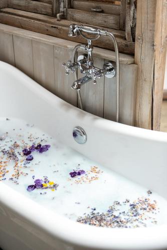 a white bath tub filled with confetti at Berry House in Vigolo Vattaro