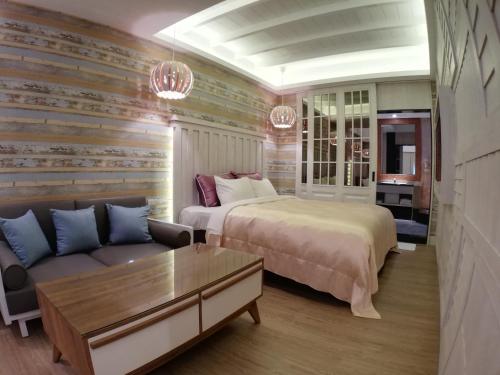 a bedroom with a bed and a couch at Song Xia Motel in Dali