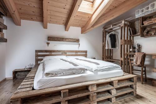 a bedroom with a bed made out of pallets at Berry House in Vigolo Vattaro